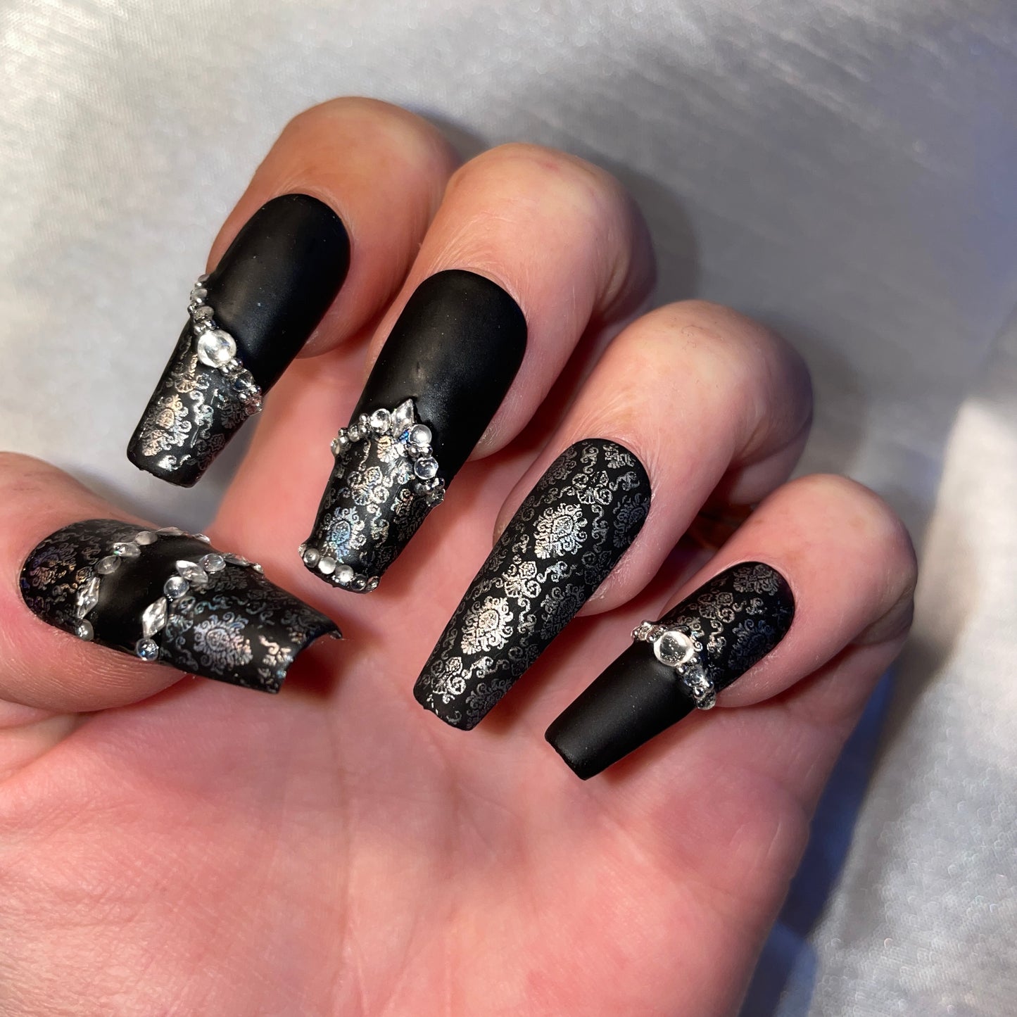 Noir mat et dentelle argent avec strass. Kit toutes tailles incluses. Réutilisables, Press-on nails, faux ongles