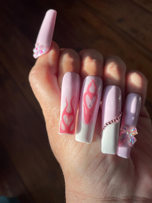 Roses et blancs avec flammes roses, strass, et sucre. Kit toutes tailles incluses. Réutilisables. Press-on nails, faux ongles. Finition brillante.
