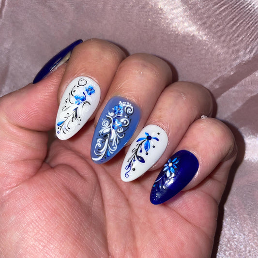 Jelly Bleu foncé, bleu ciel et blanc avec fleurs grimpantes. Kit toutes tailles incluses. Réutilisables, Press-on nails, faux ongles, Fini brillant