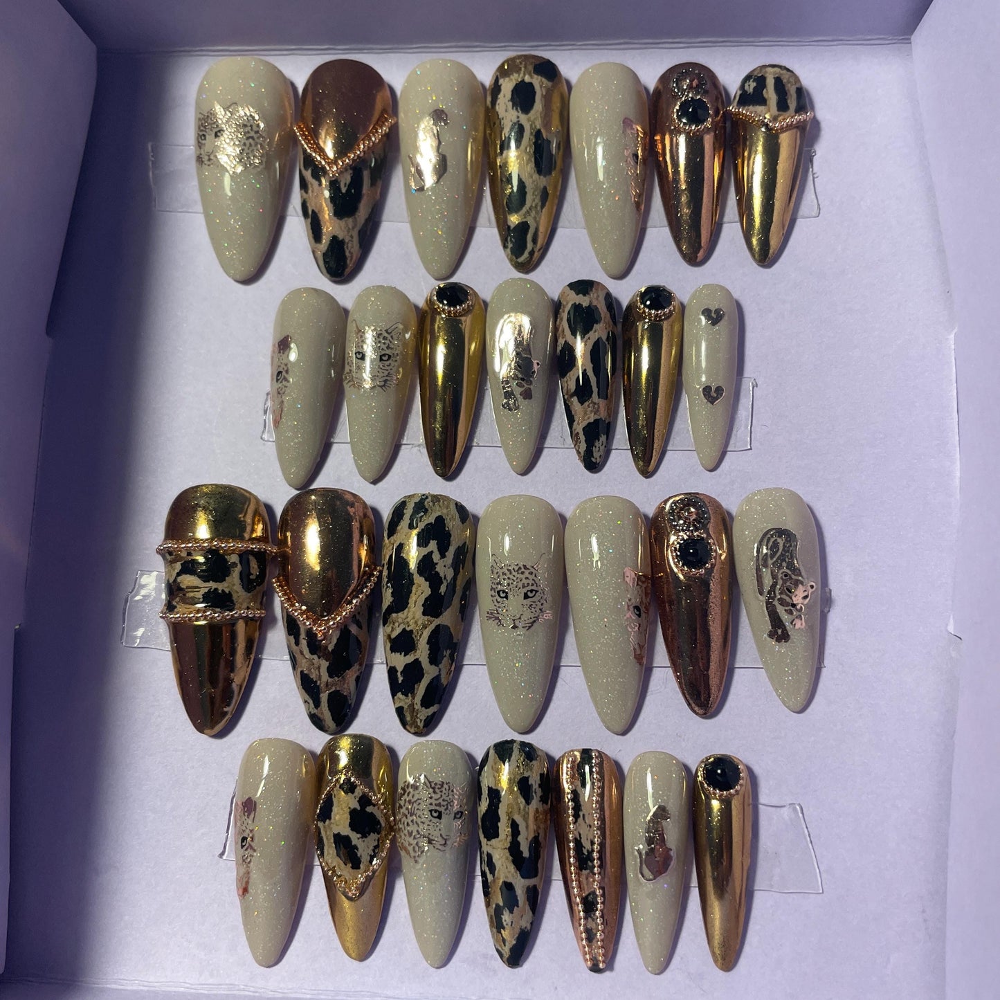 Léopards et cuivre miroir, perles et strass. Kit toutes tailles incluses. Réutilisables, Press-on nails, faux ongles. Finition brillante.