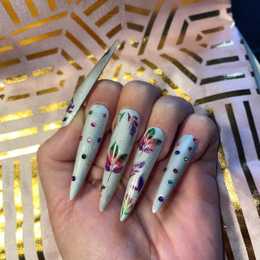 Blanc avec feuilles et strass arc-en-ciel. Kit toutes tailles incluses. Réutilisable, Press-on nails, faux ongles. Finition brillante.