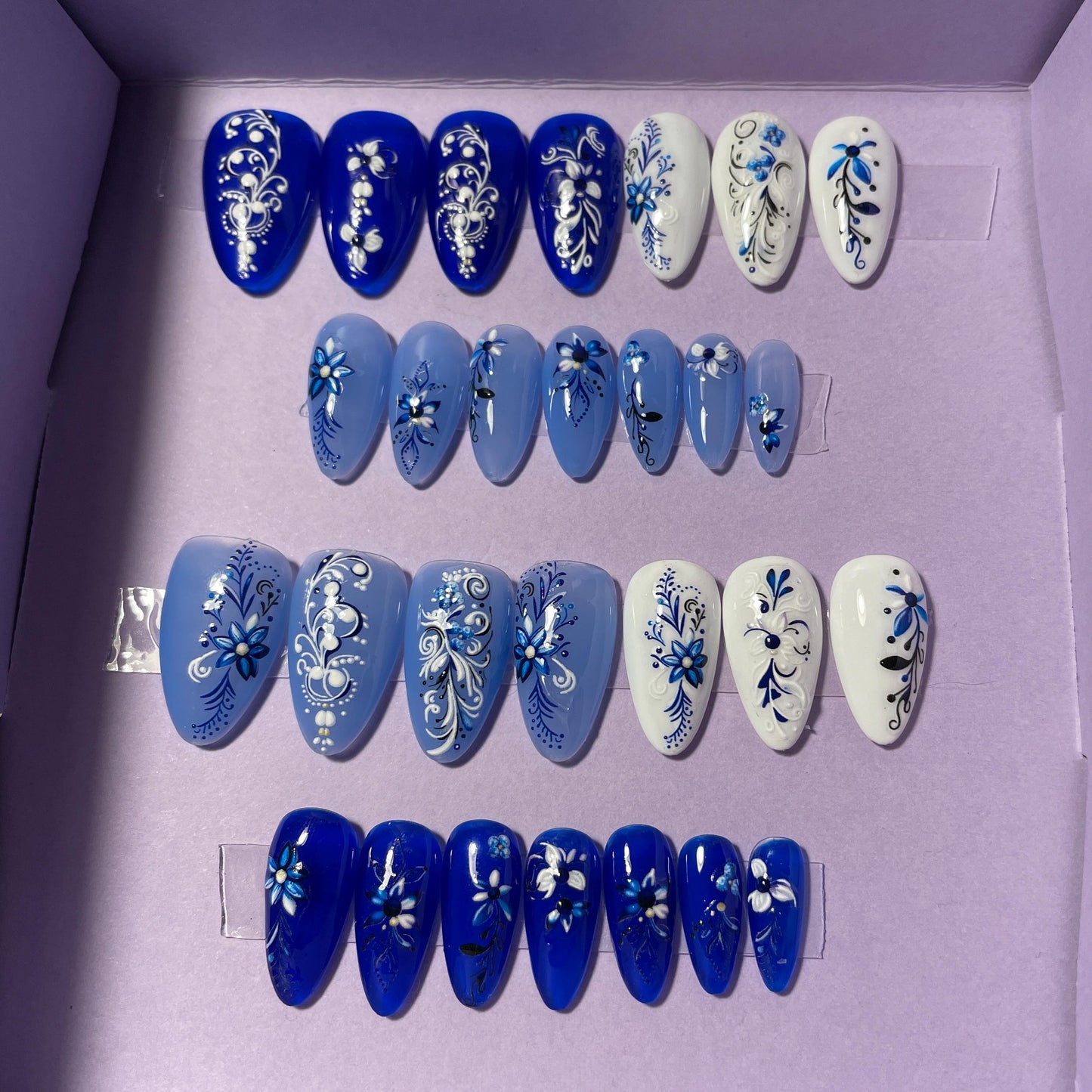 Jelly Bleu foncé, bleu ciel et blanc avec fleurs grimpantes. Kit toutes tailles incluses. Réutilisables, Press-on nails, faux ongles, Fini brillant