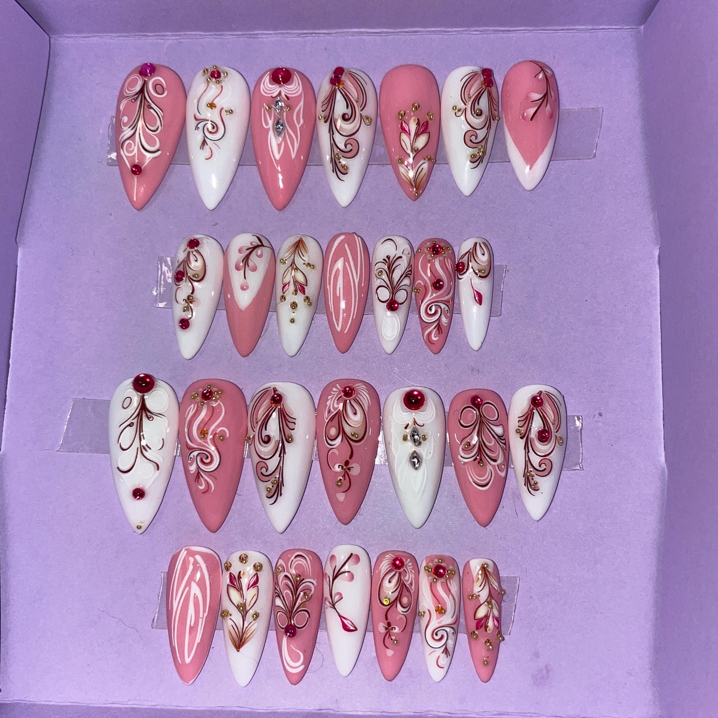 Rose et blanc à motifs avec strass framboises. Kit toutes tailles incluses. Réutilisables, Press-on nails, faux ongles, Fini brillant