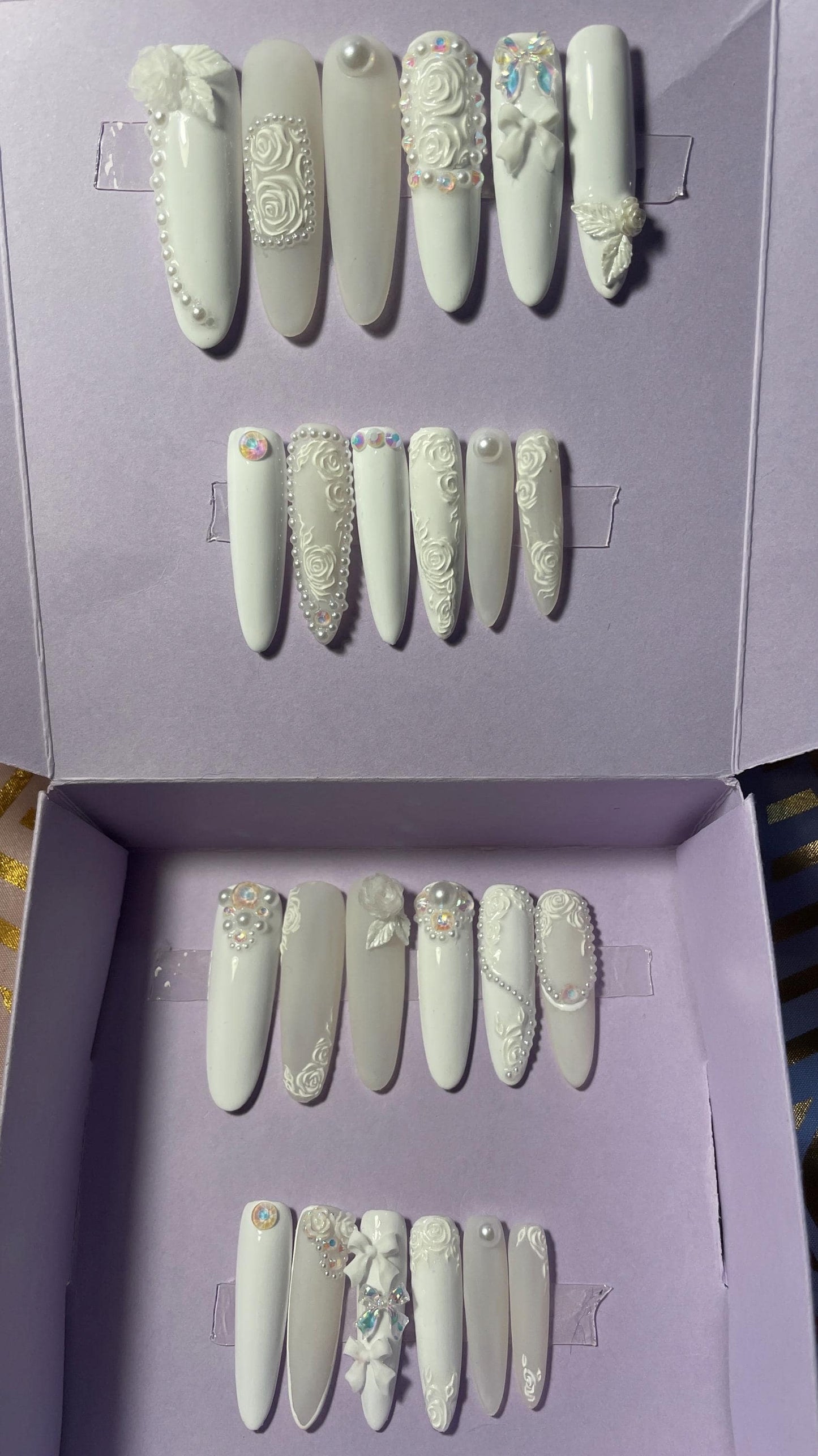 Blanc et laiteux avec strass, fleurs en relief, perles. Kit toutes tailles incluses. Réutilisables, Press-on nails, faux ongles. Fini mat/brillant