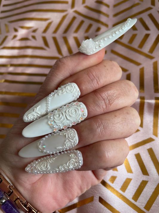 Blanc et laiteux avec strass, fleurs en relief, perles. Kit toutes tailles incluses. Réutilisables, Press-on nails, faux ongles. Fini mat/brillant