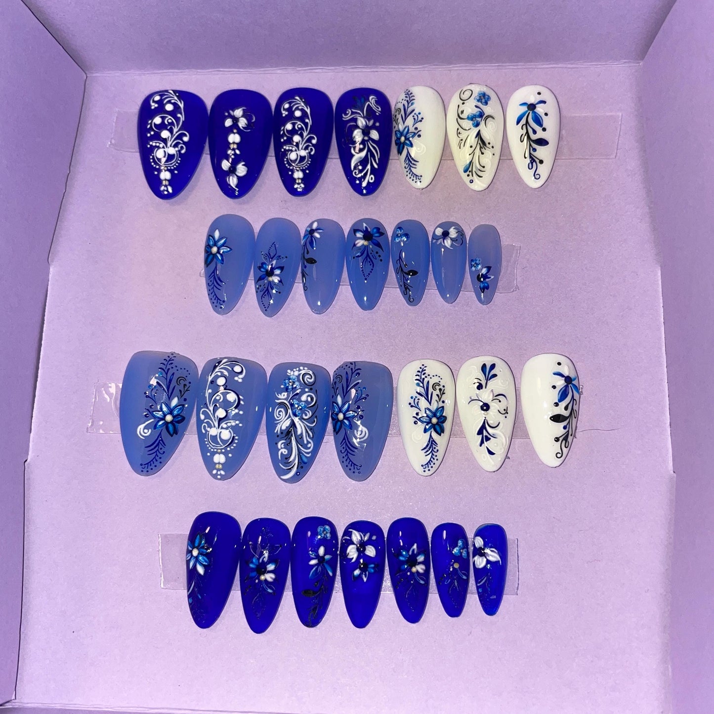 Jelly Bleu foncé, bleu ciel et blanc avec fleurs grimpantes. Kit toutes tailles incluses. Réutilisables, Press-on nails, faux ongles, Fini brillant