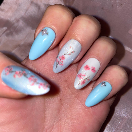 Petites fleurs de cerisier, bleu, blanc, rose avec strass. Réutilisable, Press-on nails, faux ongles. Finition brillante