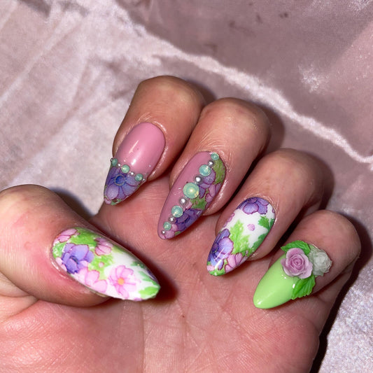 Petites fleurs. Vert, rose, violet, blanc. Strass et perles, fleurs. Réutilisable, Press-on nails, faux ongles. Finition brillante
