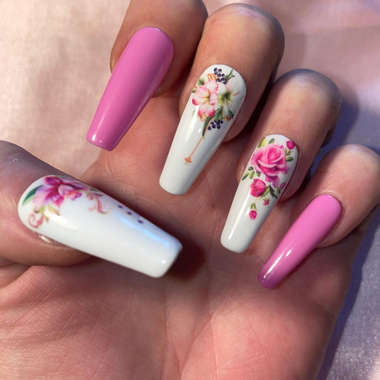 Rose et blanc avec fleurs tombantes. Kit toutes tailles incluses. Réutilisables, Press-on nails, faux ongles. Finition brillante