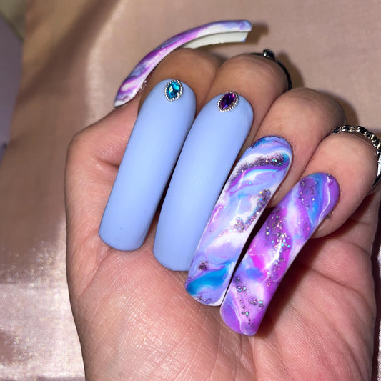 Marbre violet, rose, bleu avec strass. Kit  toutes tailles incluses. Réutilisables, Press-on nails, faux ongles. Finition brillante et mate