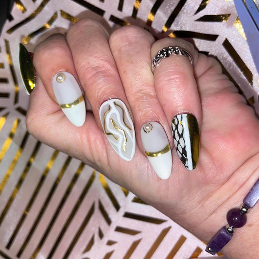 Peau de serpent. Noir, blanc et doré avec perles et sucre. Kit toutes tailles incluses. Press-on nails, faux ongles, ongles à coller.