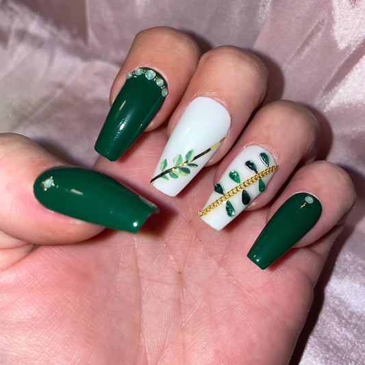 Prêt à expédier. Taille L. Feuilles vert, blanc et or. Strass, chaîne dorée. Faux ongles, press on nails. Réutilisables. Finition brillante