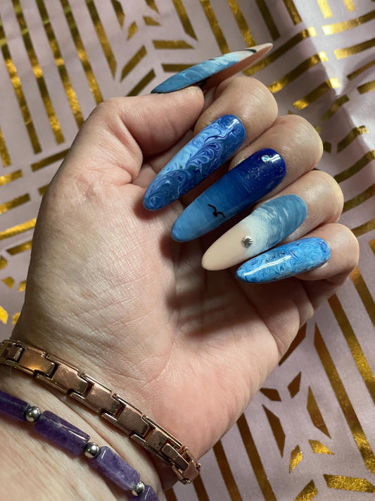 Plage avec palmiers, étoile et coquillage. Réutilisable, Press-on nails, faux ongles. Finition mate et brillante.