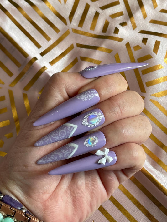 Dentelle blanche et violet avec petits noeuds et perles. Kit toutes tailles incluses. Réutilisables. Press-on nails, faux ongles. Finition brillante.