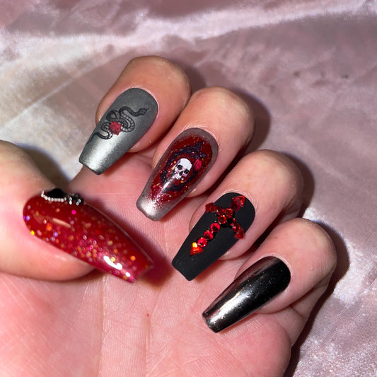 Gothique, Halloween. Rouge, noir, chrome, argent, serpent, crâne. Réutilisable, Press-on nails, faux ongles. Finition brillante.