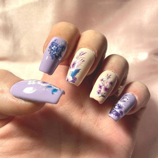 Violet et orange pastels avec fleurs violettes. Kit complet toutes tailles incluses. Faux ongles, press on nails. Réutilisables. Finition brillante