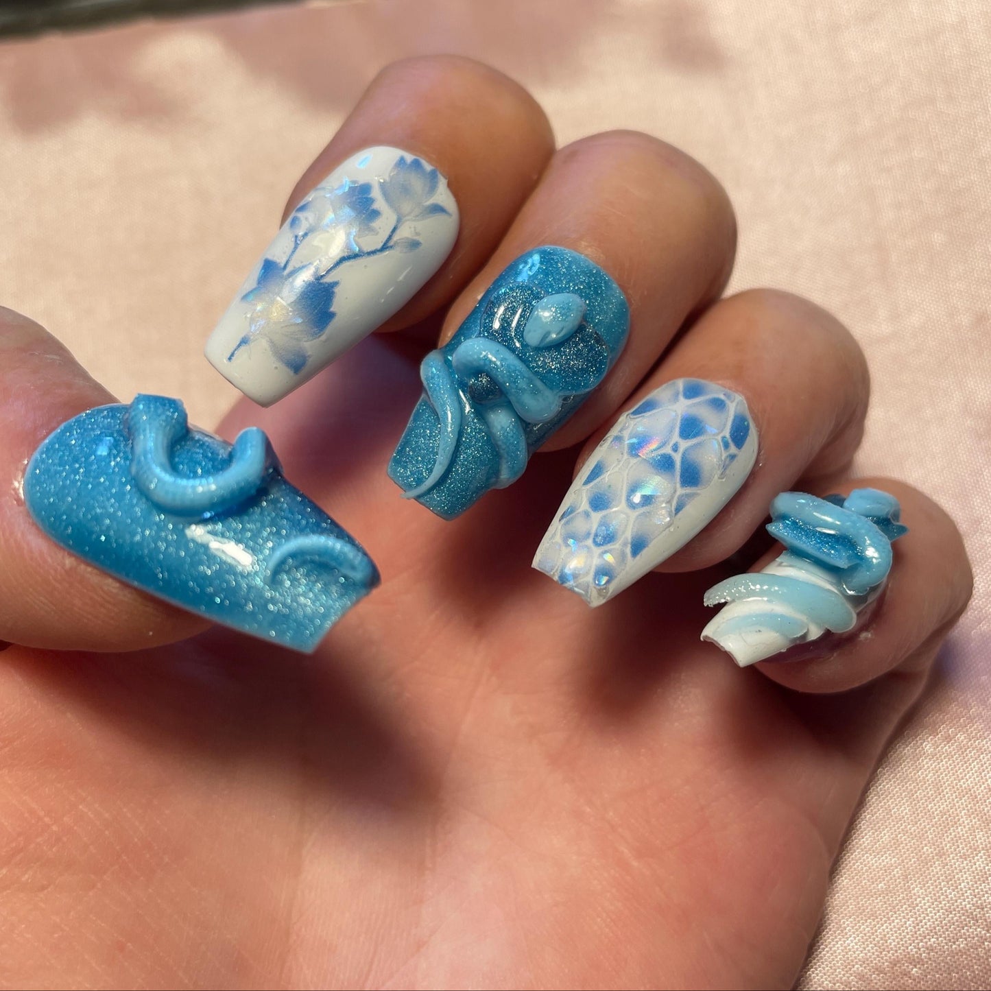 Serpents holographiques et 3D bleus et blancs. Kit toutes tailles incluses. Faux ongles, press on nails. Réutilisables. Fini brillant.
