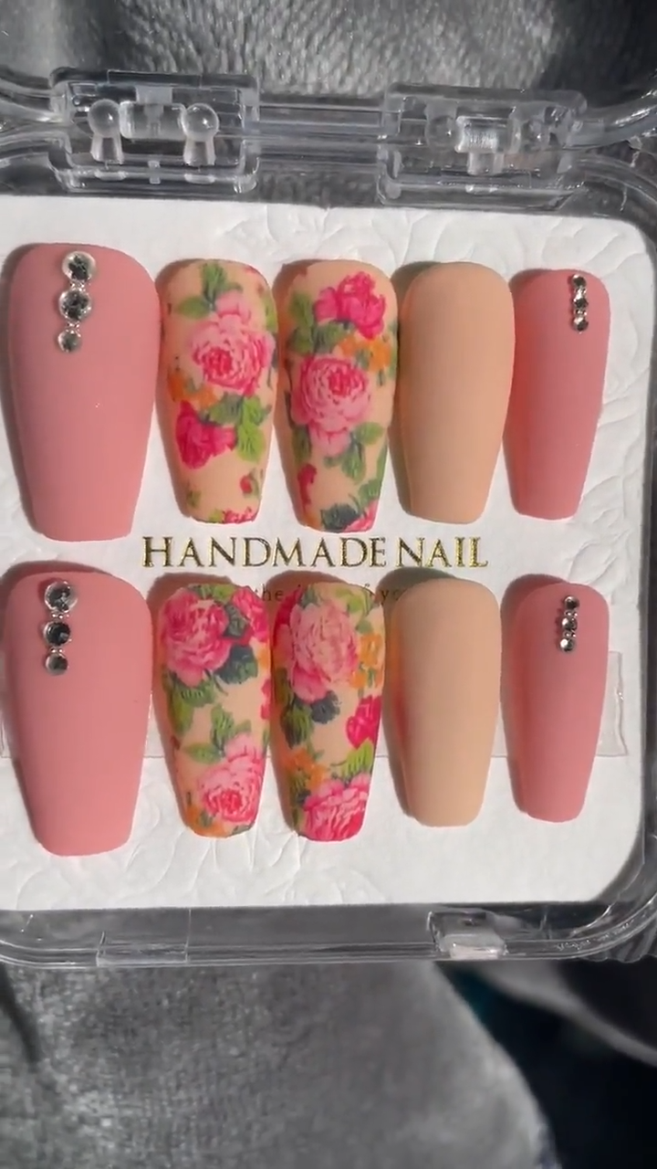 Prêt à expédier. Kit 24 pièces. Forme Ballerine. Fleurs roses et oranges avec strass. Tailles de 0 à 11. Réutilisables. Press-on nails, faux ongles. Finition mate