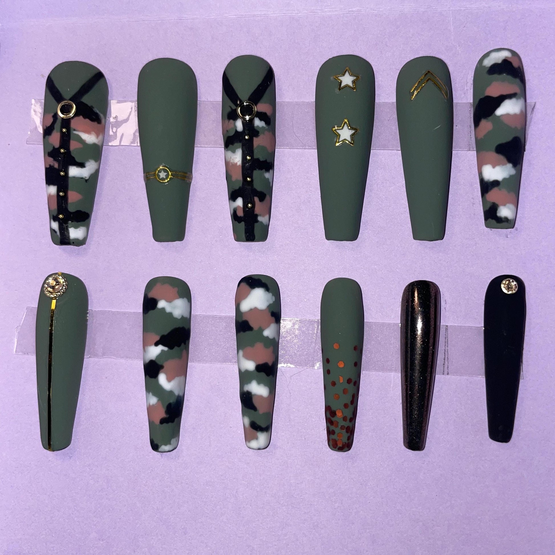 Kit 24 pièces. Camouflage vert militaire avec strass et paillettes. Tailles 0 à 10. Réutilisable, Press-on nails, faux ongles. Finition mate