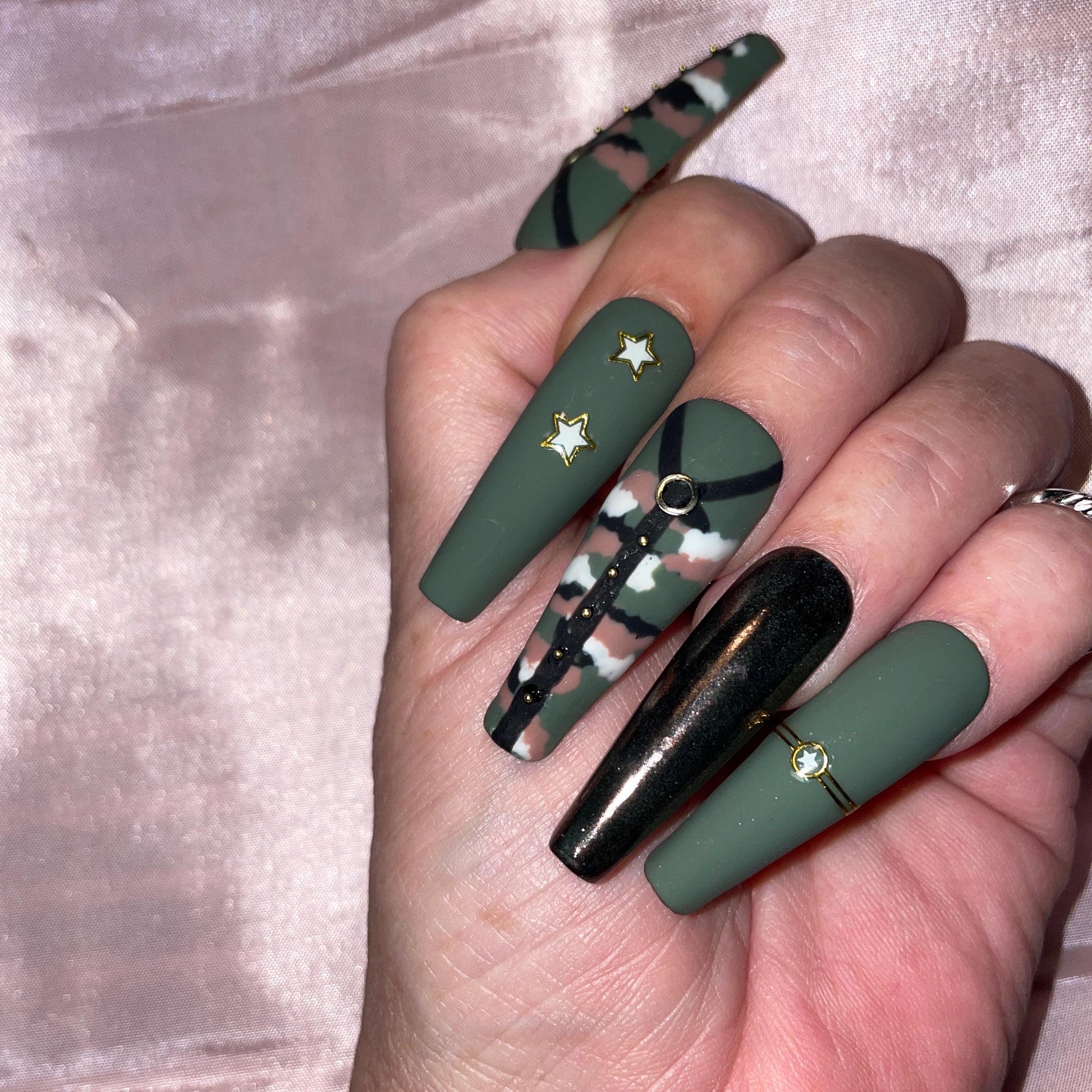Kit 24 pièces. Camouflage vert militaire avec strass et paillettes. Tailles 0 à 10. Réutilisable, Press-on nails, faux ongles. Finition mate