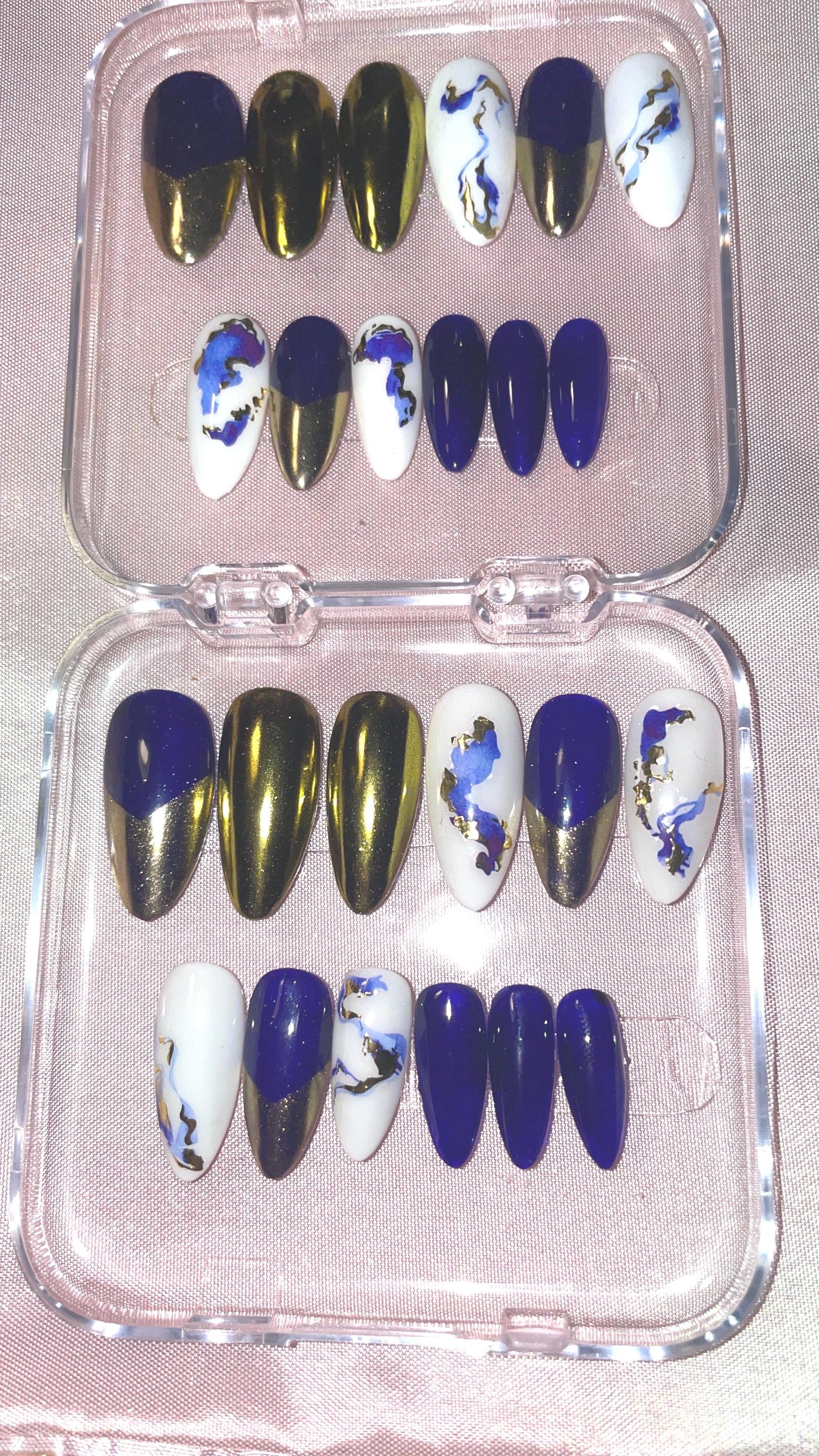 24 pièces. Bleu, blanc marbré bleu et or. Tailles de 0 à 11. Réutilisables. Press-on nails, faux ongles, Finition brillante