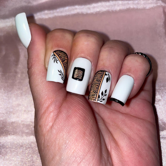 Kit 24 pièces. Carré court blancs, tigré et feuilles, 12 tailles de 0 à 11. Réutilisables, Press-on nails, faux ongles. Finition brillante