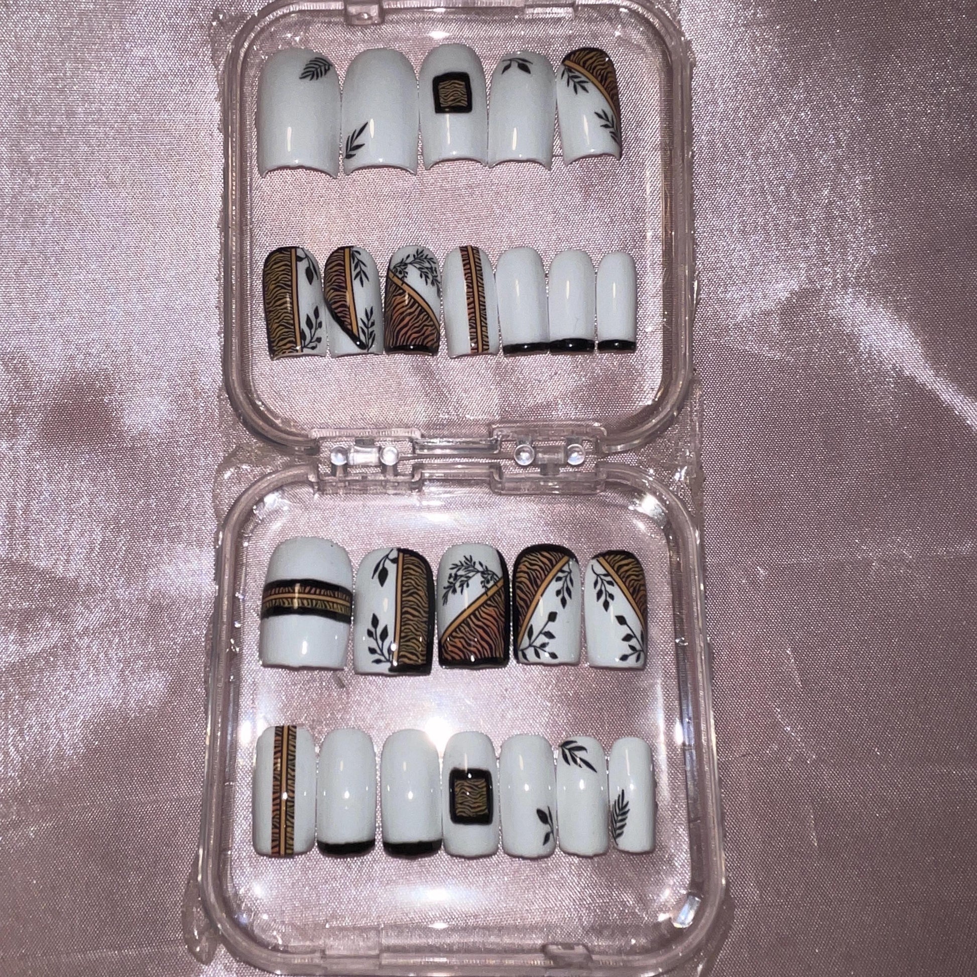 Kit 24 pièces. Carré court blancs, tigré et feuilles, 12 tailles de 0 à 11. Réutilisables, Press-on nails, faux ongles. Finition brillante