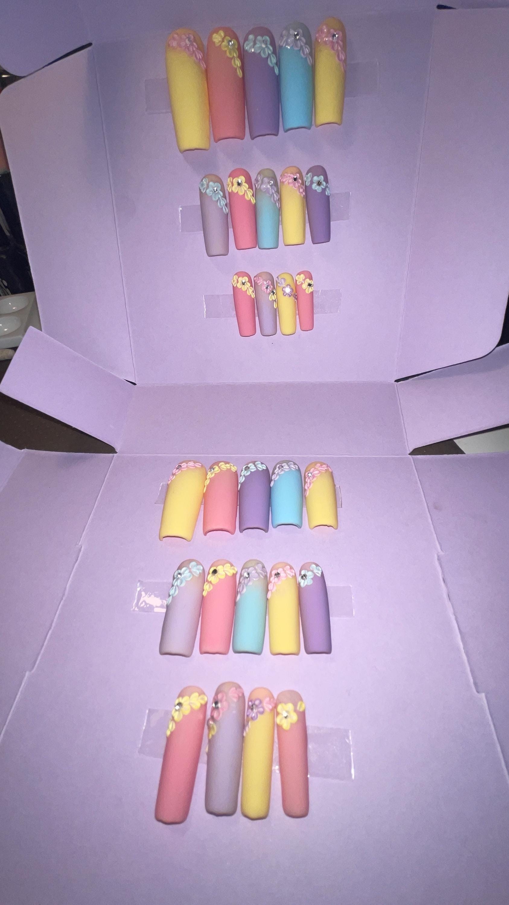 Kit 28 pièces.Fleurs acidulées multicolores.Carré extra long, 14 tailles de 0 à 9. Réutilisables, Press-on nails, faux ongles. Finition mate