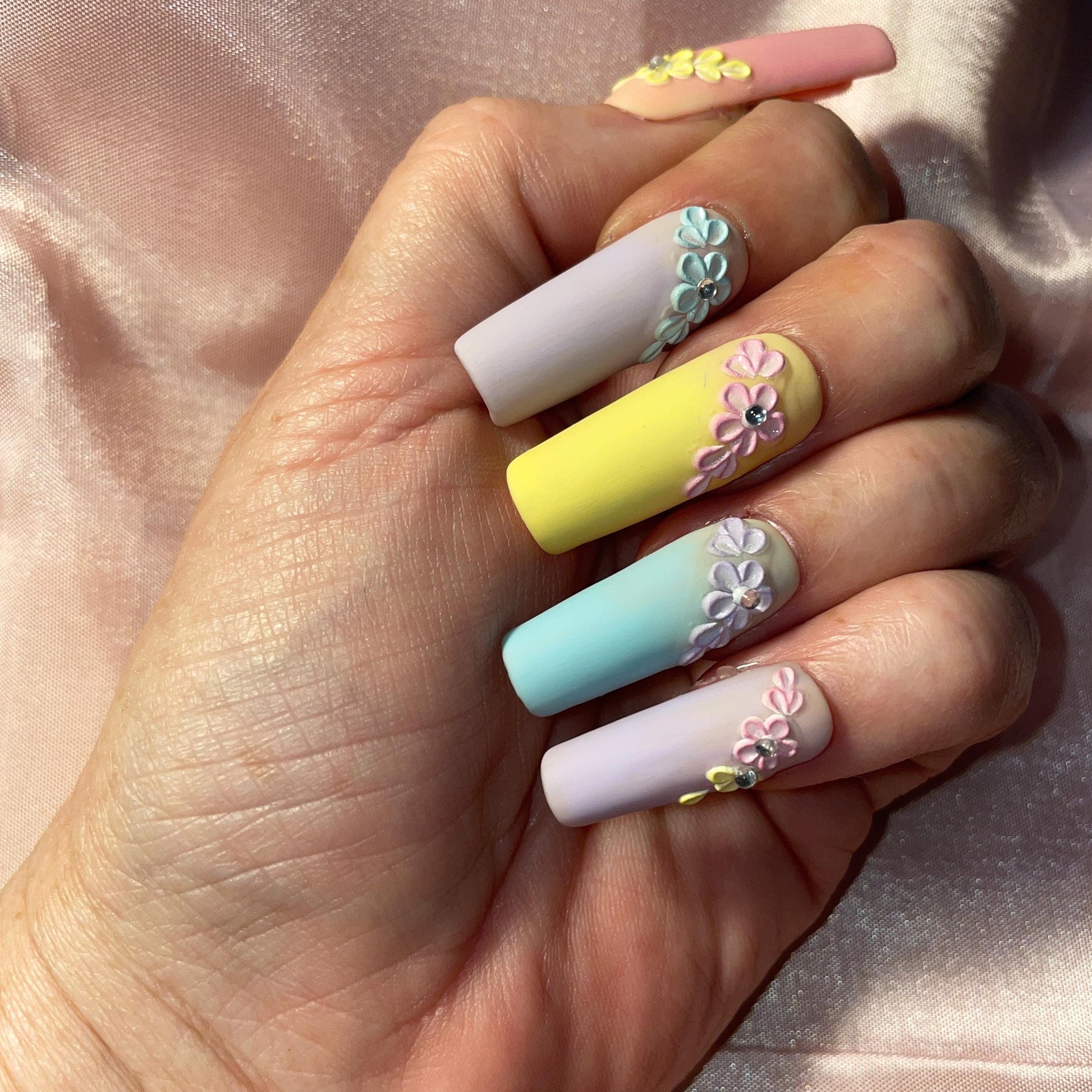 Kit 28 pièces.Fleurs acidulées multicolores.Carré extra long, 14 tailles de 0 à 9. Réutilisables, Press-on nails, faux ongles. Finition mate