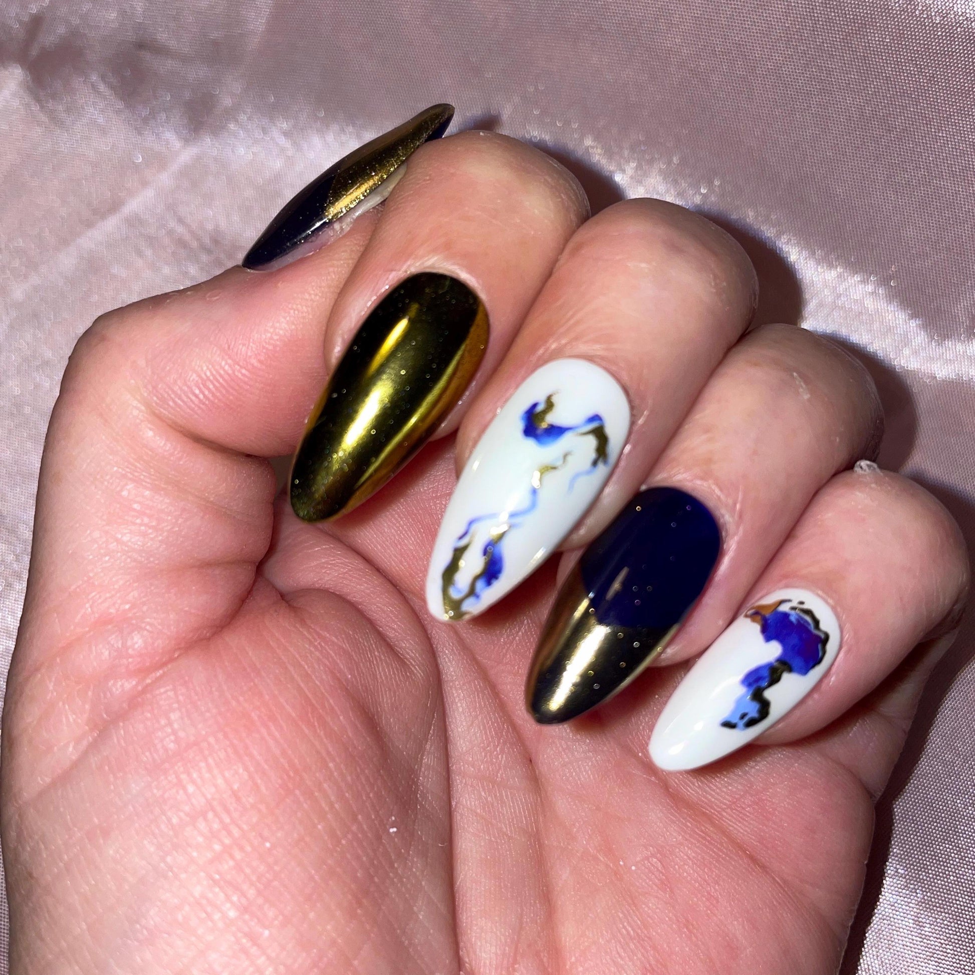 24 pièces. Bleu, blanc marbré bleu et or. Tailles de 0 à 11. Réutilisables. Press-on nails, faux ongles, Finition brillante