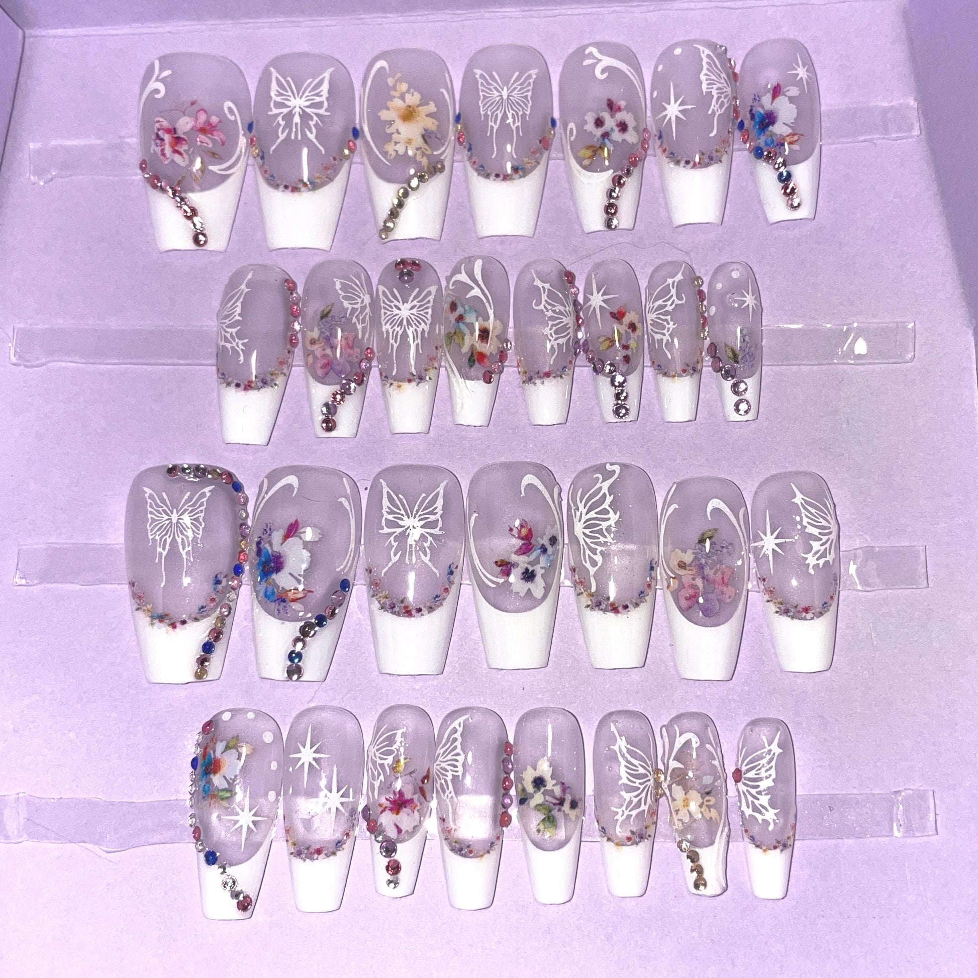 Kit 28 pièces. French blanche avec motifs fleurs et papillons. Tailles 0à 11. Réutilisables, Press-on nails, faux ongles. Fini brillant