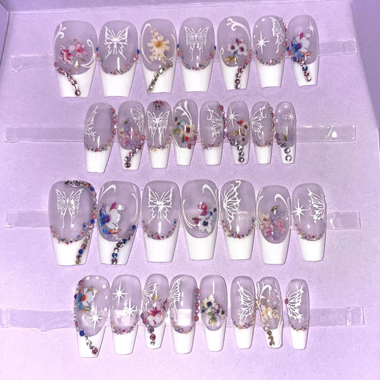 Kit 28 pièces. French blanche avec motifs fleurs et papillons. Tailles 0à 11. Réutilisables, Press-on nails, faux ongles. Fini brillant