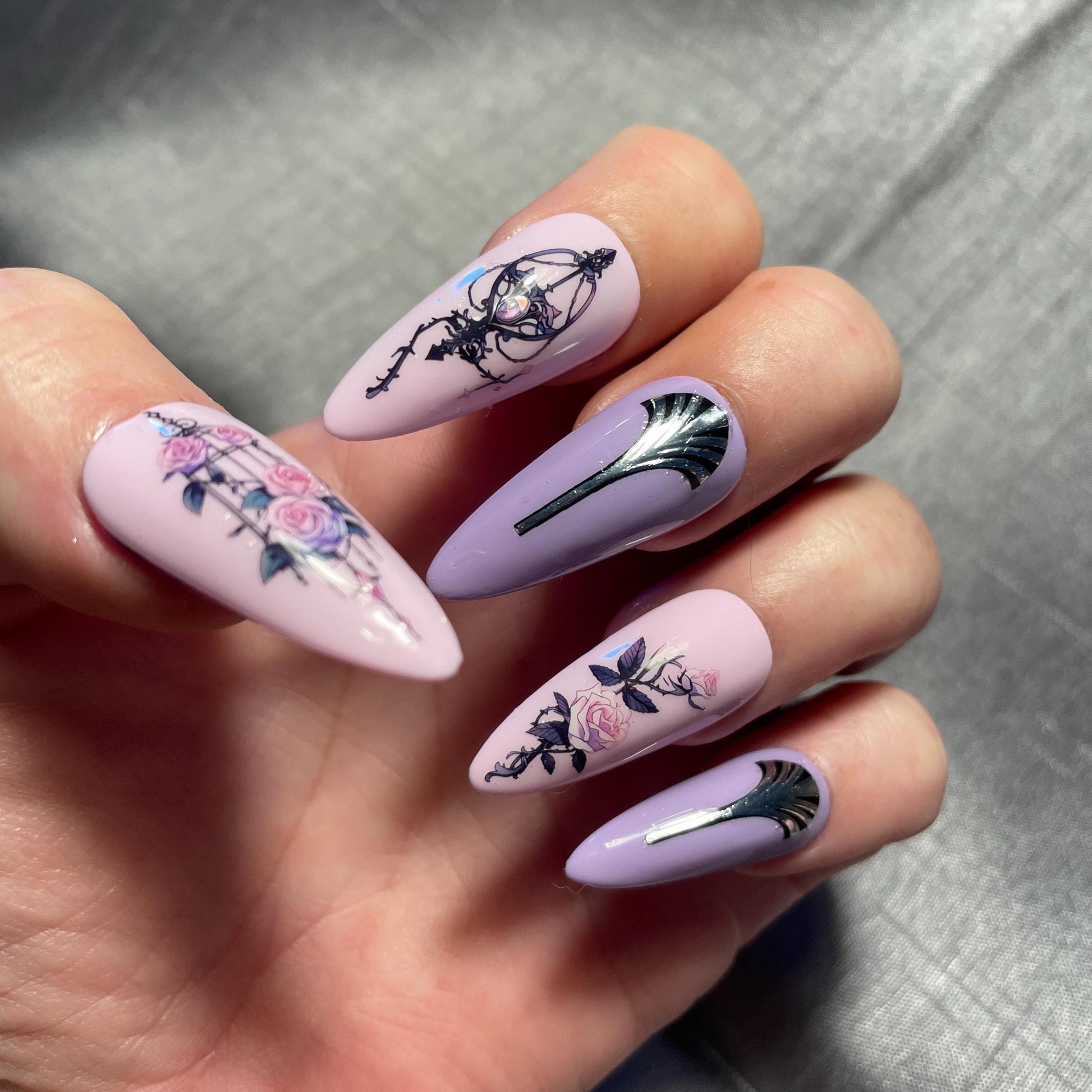 Kit 30 pièces. Rose et violet avec cages à oiseaux et roses. Tailles 0 à 11. Réutilisables, Press-on nails, faux ongles. Fini brillant