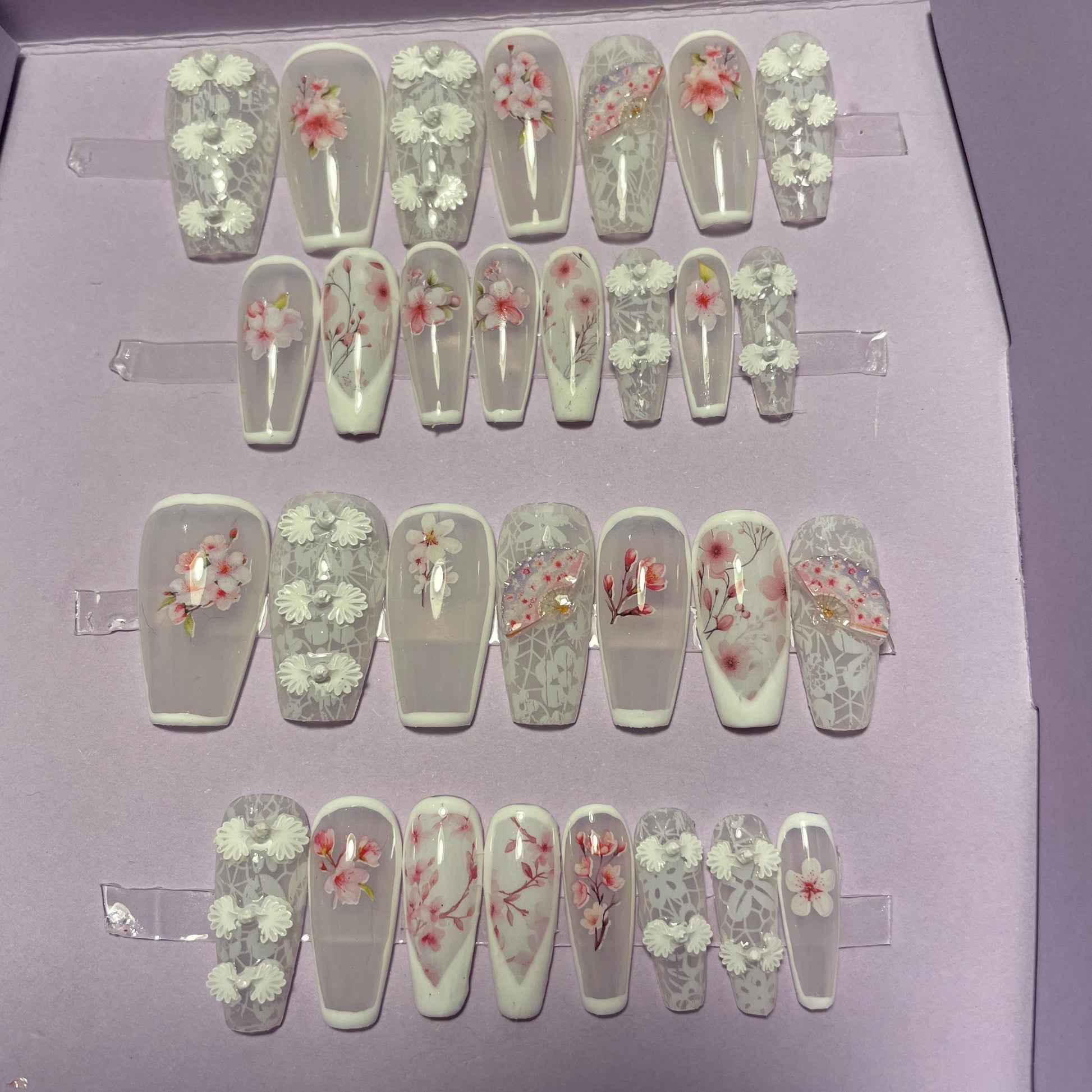 Kit 30 pièces. Blanc, laiteux, avec éventails, fleurs de cerisier. Tailles 0 à 11. Réutilisables, Press-on nails, faux ongles. Fini brillant