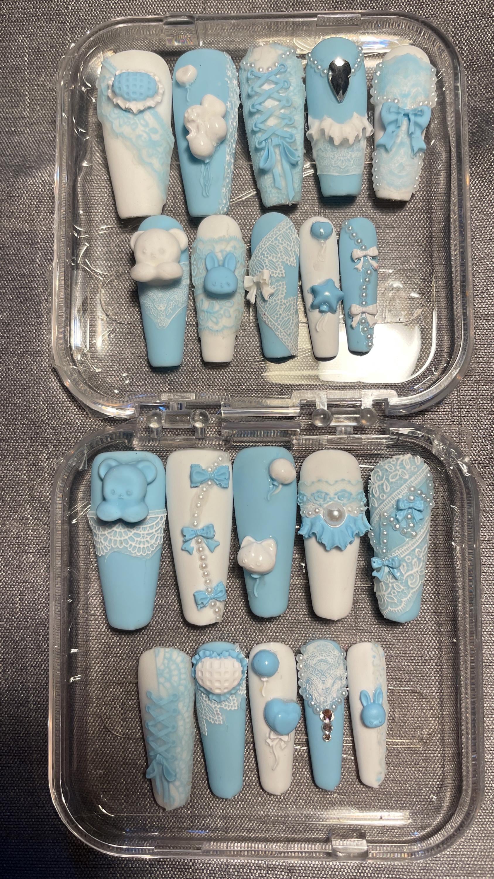 Kit 20 pièces. Bleu layette et blanc, dentelle, ours et ballon 3D. Tailles 0 à 9. Réutilisables, Press-on nails, faux ongles. Fini mat