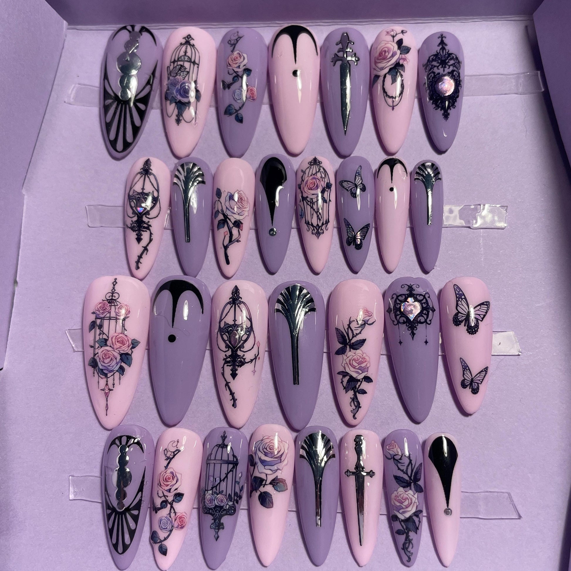 Kit 30 pièces. Rose et violet avec cages à oiseaux et roses. Tailles 0 à 11. Réutilisables, Press-on nails, faux ongles. Fini brillant