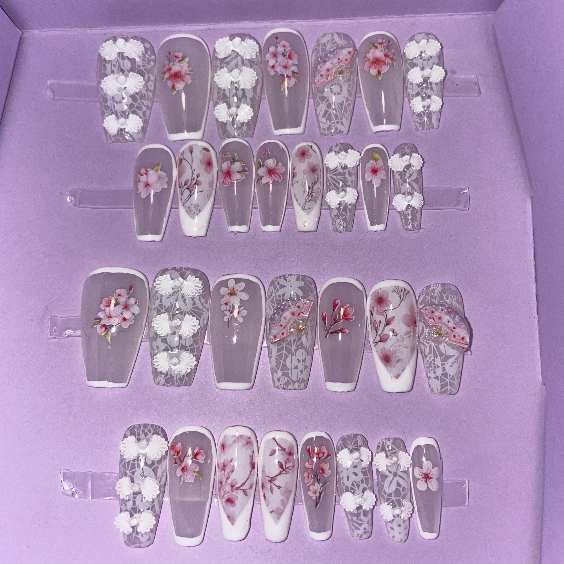 Kit 30 pièces. Blanc, laiteux, avec éventails, fleurs de cerisier. Tailles 0 à 11. Réutilisables, Press-on nails, faux ongles. Fini brillant