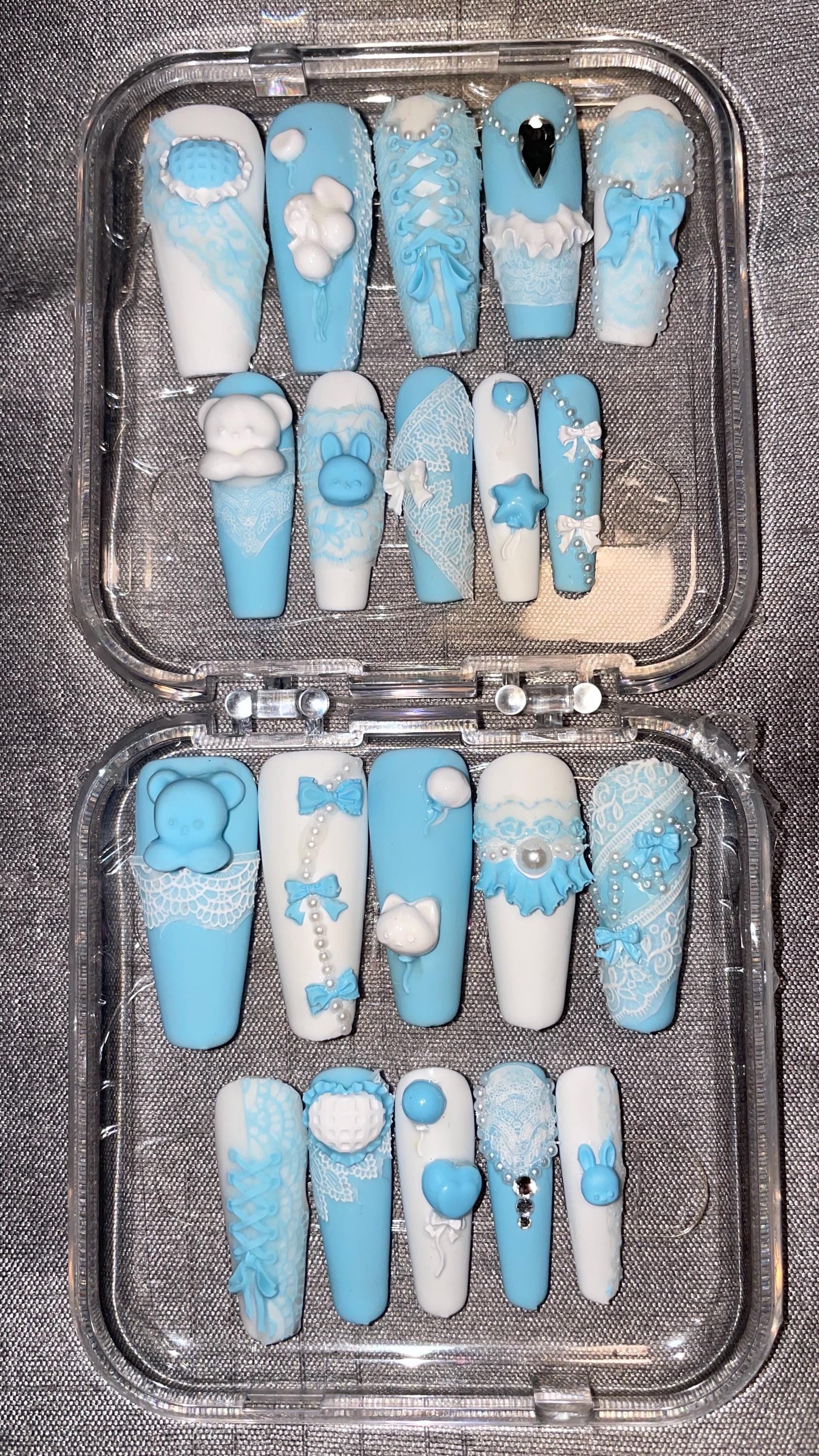 Kit 20 pièces. Bleu layette et blanc, dentelle, ours et ballon 3D. Tailles 0 à 9. Réutilisables, Press-on nails, faux ongles. Fini mat