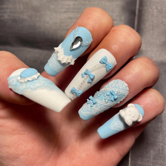 Kit 20 pièces. Bleu layette et blanc, dentelle, ours et ballon 3D. Tailles 0 à 9. Réutilisables, Press-on nails, faux ongles. Fini mat