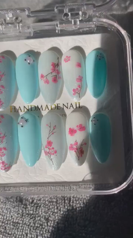 Petites fleurs de cerisier, bleu, blanc, rose avec strass. Réutilisable, Press-on nails, faux ongles. Finition brillante