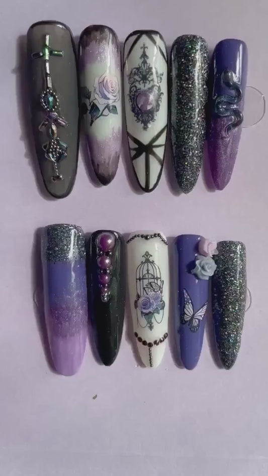 Violet blanc noir. Serpent, strass, fleur, perle. Gothique/Halloween. Réutilisable, Press-on nails, faux ongles. Finition mate et brillante