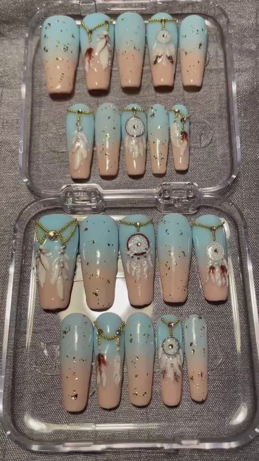 Bleu dégradé beige avec attrapes rêves en relief, strass et perles. Kit toutes tailles incluses. Réutilisables, Press-on nails, faux ongles