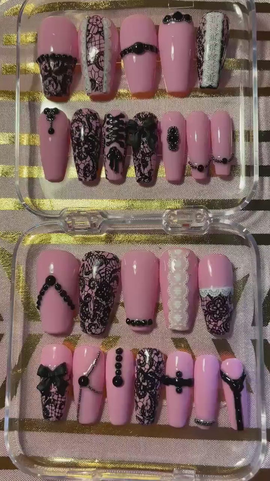 Dentelle noir blanc et rose. Strass et noeuds. Kit toutes tailles incluses. Faux ongles, press on nails. Réutilisables. Finition brilla