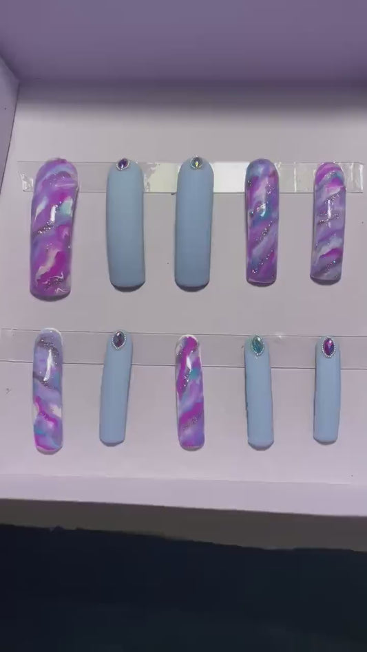 Marbre violet, rose, bleu avec strass. Kit  toutes tailles incluses. Réutilisables, Press-on nails, faux ongles. Finition brillante et mate