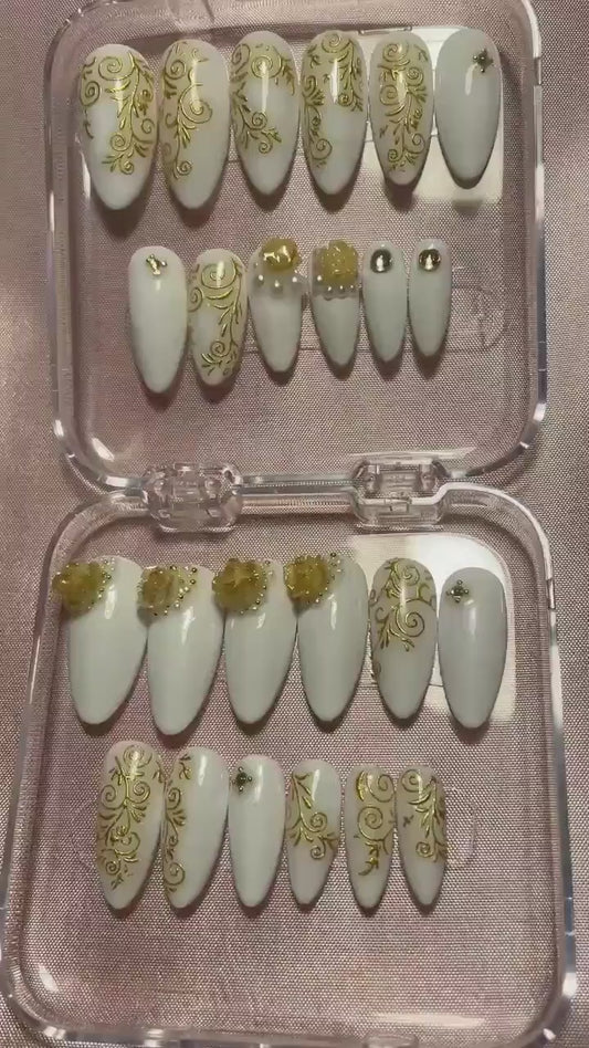 Blanc et doré, fleurs, perles et strass. Kit toutes tailles incluses. Réutilisables, Press-on nails, faux ongles,  Finition brillante.