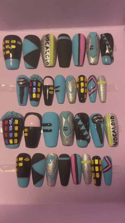 Cosplay. Hatsune Miku. Kit complet. Noir, bleu et gris métallisé. Reliefs et textures. Réutilisables, Press-on nails, faux ongles