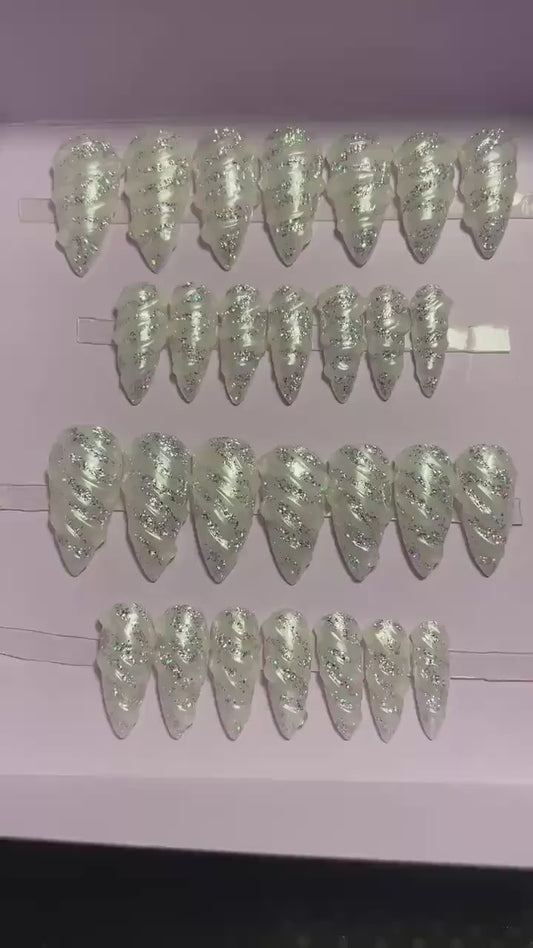 Blanc nacré et pailleté argent en relief. Kit toutes tailles incluses. Réutilisables, Press-on nails, faux ongles