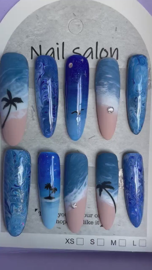 Plage avec palmiers, étoile et coquillage. Réutilisable, Press-on nails, faux ongles. Finition mate et brillante.