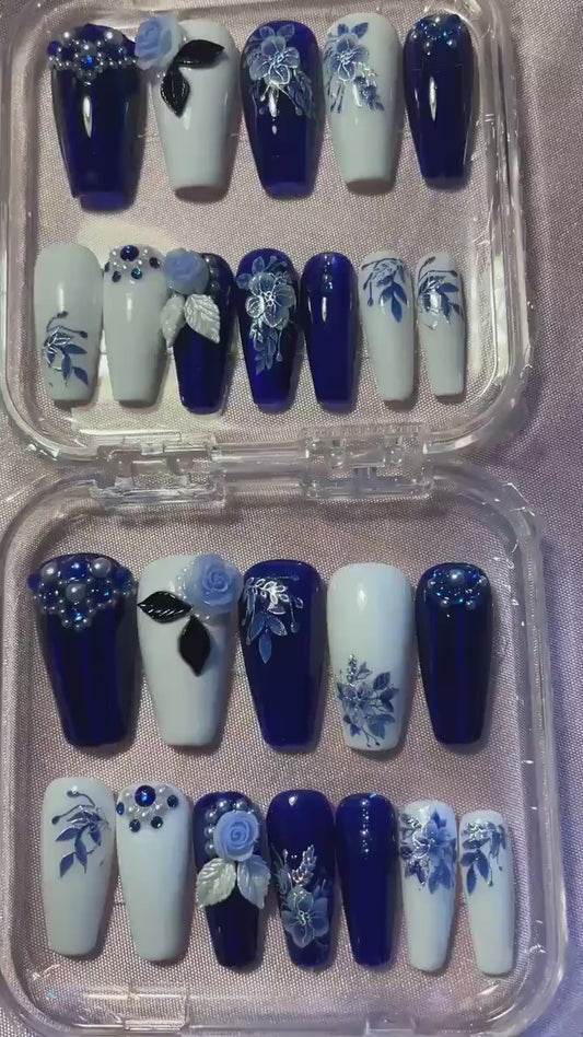 Fleurs bleues, et argent. Bleu jelly et blanc. Kit toutes tailles incluses. Réutilisables. Press-on nails, faux ongles. Finition brillante.