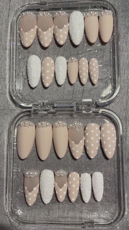 Beige et laiteux à petits poids blancs avec perles. Kit toutes tailles incluses. Réutilisables, Press-on nails, faux ongles. Finition mate